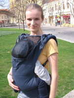 Látkový nosič Patapum - jednoduchý, praktický a ekonomický pre deti ktoré už vedia držať hlavičku. Má veľkú hlavovú opierku a dobré rozloženie váhy dieťatka medzi ramenné popruhy a bedrový pás zvyšujú komfort nosenia. 
