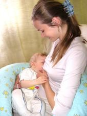 dojčenie s polohovacím vankúšom