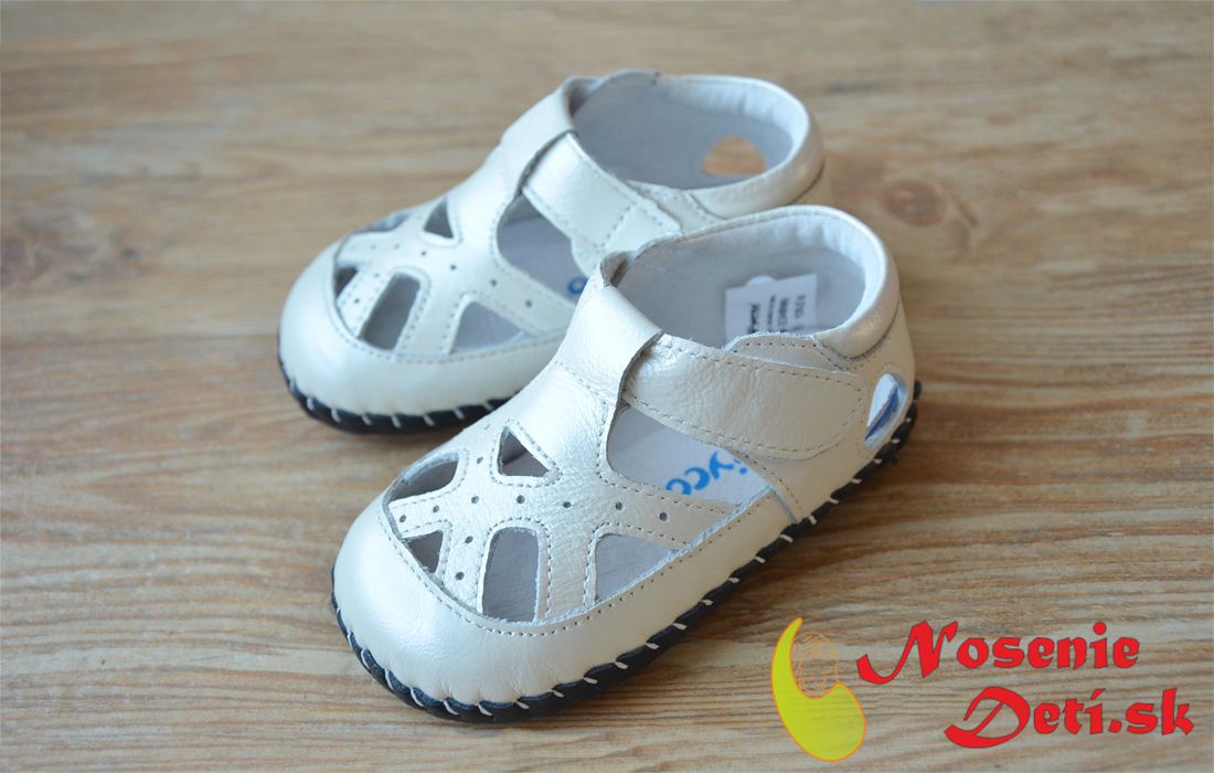Barefoot dievčenské sandálky Freycoo Baby Lesia Biele