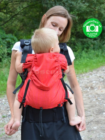 Usadenie dieťaťa v nosítku Kibi Granada - pomocou patentiek je možné veľkostne nastavovať šírku nosiča v sedacej časti - nosič sa tak dokáže pekne prispôsobiť roznoženiu a veku bábätka. 