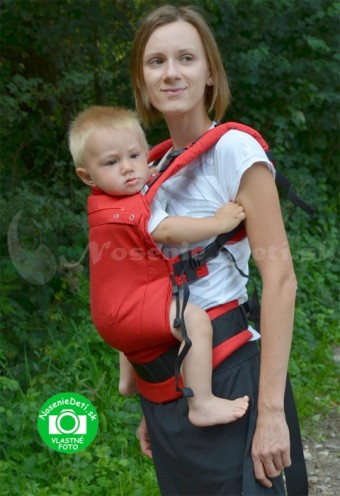Nosič pre deti Liliputi Rouge červený - deti sa v ňom môžu nosiť už od narodenia a neskôr nosič podrastie spolu s dieťaťom, vďaka extendorom, ktoré sú súčasťou nosiča. 