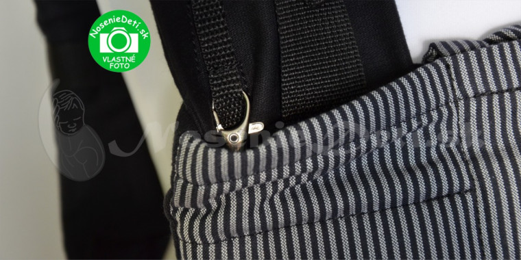 Kibi ergonomický nosič čiernobiely - detail uchytenie chrbtovej opierky pomocou karabínky. 