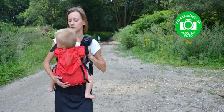 Ergonomický nosič Kibi Granada - ľahká manipulácia s nosičom aj pre rodičov začínajúcich s nosením. Nosič rastie spolu s dieťatom, nožičky dieťaťa sa dajú podvihnúť do M-pozície, ktorá je vhodná na zdravý vývin detských bedrových kĺbov.