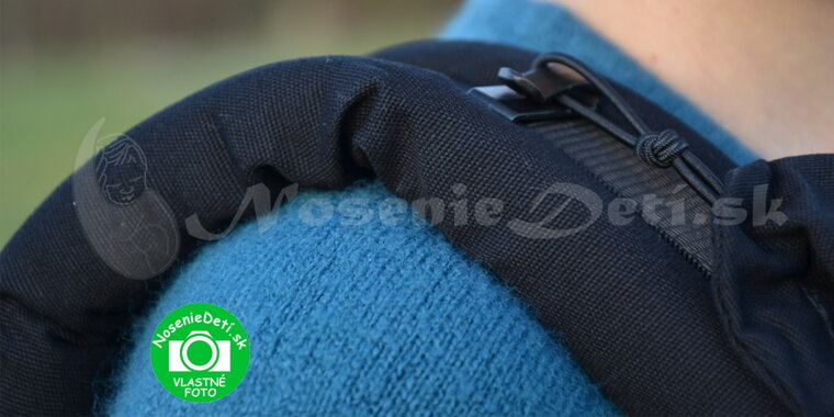 Detail uchytenia kapucne o ramenné popruhy. Manduca Pure Cotton Nigth Black ergonomický nosič pre deti