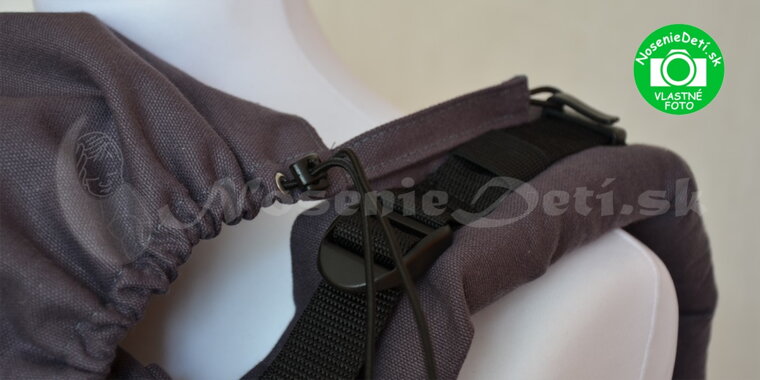 Ergonomický nosič LIliputi Graphit šedý a detail uchytenia kapucne pre dieťa