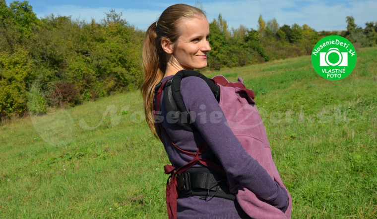 Kapsa MaM deluxe RP Tulipwood Burgundy sa upevňuje na telo nosiča popruhmi, ktoré sú na chrbte prekrížené. Použitie MaM kapsy je veľmi jednoduché. 