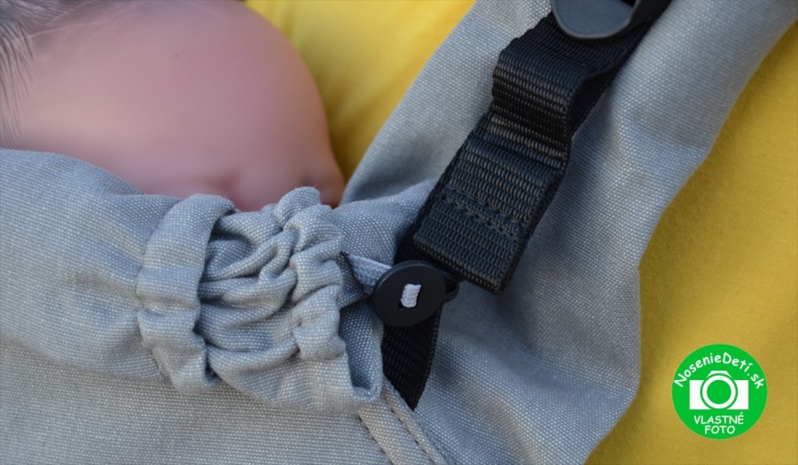 Manduca XT ergonomický nosič - zrolovaná kapucňa slúži aj ako opora hlavičky a krčku dieťatka. 