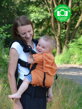 Som rád, že som pri tebe:-) - nosič Kibi Tekvica - nosič Kibi Tekvica - nosenie detí je v ňom možné od 4-6 mesiacov, na fotke je 14 mesiacov staré dieťa a patentky sú povolené o 1 stupeň.