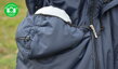Teplá zimná bunda na nosenie detí - detail nosenia dieťaťa v nosiacej vsadke. 