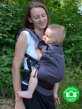 Liliputi  graphit sivý - ergonomický nosič na nosenie detí od novorodenca do cca 2-3 rokov. Nosič dokáže podrásť spolu s dieťaťom. Na fotka ročné dieťatko. 