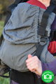 Kibi nosič pre deti čiernobiely - doťahovanie popruhov na boku chrbtovej opierky - popruhy sa doťahujú na lepšie podsadenie menších detí. 