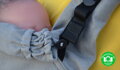 Manduca XT detský nosič - zrolovaná kapucňa dáva podporu krčku malého dieťaťa.