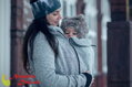 Nosiaci sveter mikina na nosenie detí vpredu Jožánek Elsa Šedý melír