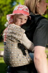 Kibi detský nosič Asalu - kolieska na béžovom podklade sa vynikajúco hodia pre chlapcov aj pre dievčatá. 