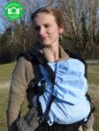 Ergonomický nosič Kibi Modré s bodkami - veľmi obľúbený nosič určený pre bábätká od 4-6 mesiacov až do 20 kg. Nosič sa postupne prispôsobuje tomu, ako bábätko rastie, má v sebe integrované prvky, vďaka ktorým rastie spolu s dieťaťom. 