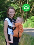 Nosenie v nosiči Kibi Tekvica - nosič Kibi Tekvica - nosenie detí je v ňom možné od 4-6 mesiacov, na fotke je 14 mesiacov staré dieťa a patentky sú povolené o 1 stupeň.