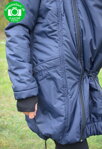 Tehotenská a nosiaca zimná zateplená bunda Zora - rukávy sú zakončené bavlnenými nápletmi s otvorom pre palec.