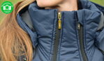 Zimná tehotenská bunda - detail riešenia zipsov u krku. 