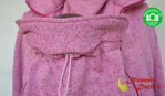 Mikina / sveter na nosenie detí Radka Ružový melír - pri krčku dieťaťa má vsadka 7 cm vysoký límec, ktorý je možné ohnúť. Na spodku límca je gumička, pomocou ktorej je možné vsadku za krčkom dieťaťa zmenšiť. 