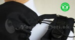 Liliputi Noir čierny - kapucňa sa fixuje pomocou háčikov na ramenných popruhoch. Kapucňu je možné zmenšiť pomocou gumičiek. 