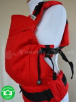 Nosič pre deti Liliputi Rouge červený s pripnutými extendérmi - extendéry rozširujú spodnú časť nosiča tak, aby nosenie bolo pohodlné aj starším deťom. 