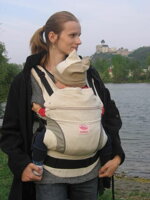 Látkový nosič Manduca - asi najžiadanejší nosič, má veľa "vychytávok", rastie spolu s dieťaťom a vďaka novorodeneckej vložke môžete v nej nosiť aj tie najmenšie bábätká. 