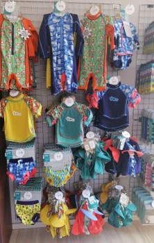 Predajňa Nosenie Detí Trenčín - letné detské oblečenie s UV ochranou - plavky, tričká šiltovky, overaly - všetko proti slniečku ☼